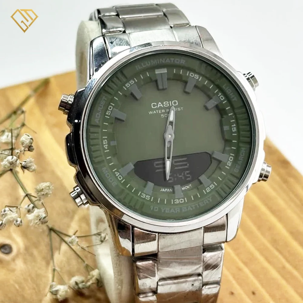 ساعت کاسیو مدل AMW-880D-3AVDF در محیط تاریک با فعال بودن قابلیت چراغ صفحه.