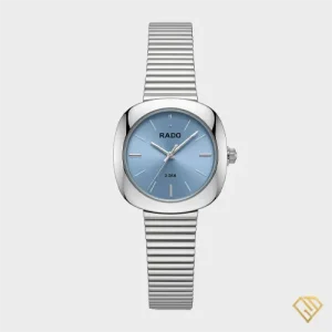 نمای نزدیک از صفحه آبی فیروزه‌ای و جزئیات ساعت زنانه بند فلزی رادو (RADO) جهت بررسی قیمت.