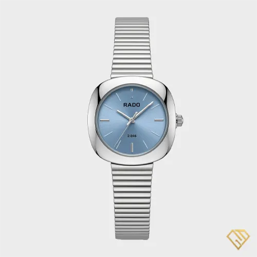 نمای نزدیک از صفحه آبی فیروزه‌ای و جزئیات ساعت زنانه بند فلزی رادو (RADO) جهت بررسی قیمت.
